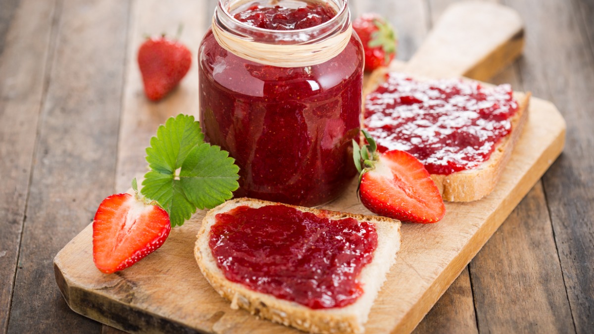 confiture à la fraises sur des tartines